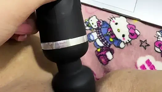 Sehr heiße Mama masturbiert sehr lecker, bis sie kommt.