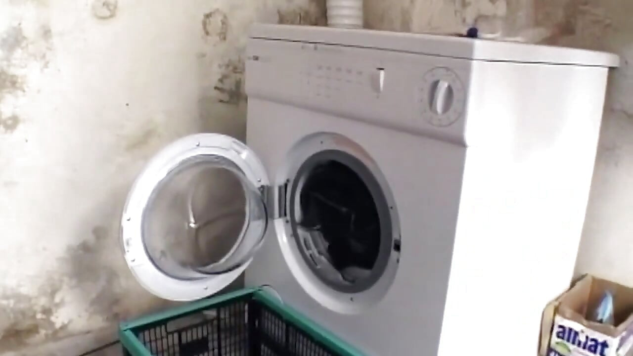 Rubia monta polla dura en la lavandería del sótano