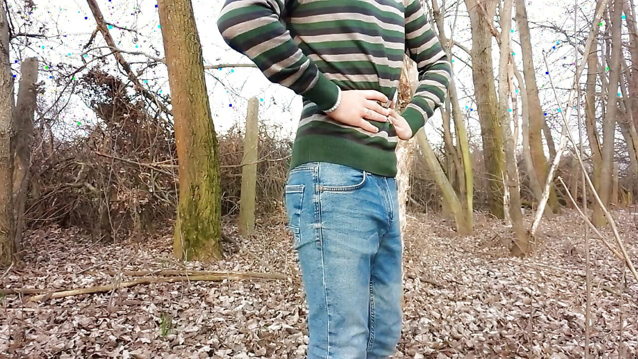 Un ventre de twink pousse sous un pull à l'extérieur - air ventre inflation