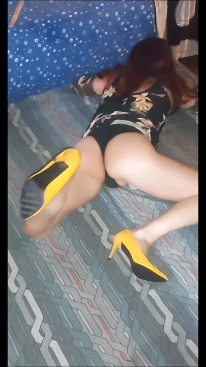 Моят секси черен ретро бански позира преди да пъхна мини пръчката си дълбоко в дупката си, за да изпръска сперма върху себе си