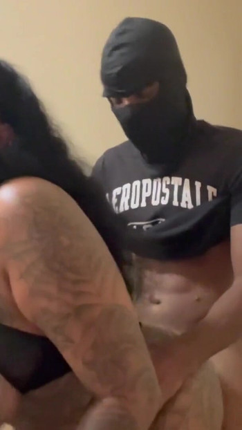 Seksi čokoladna jebena zečica crnkinja pokazuje svoje tijelo, a onda biva jebana na pasji način! | Isječak 1