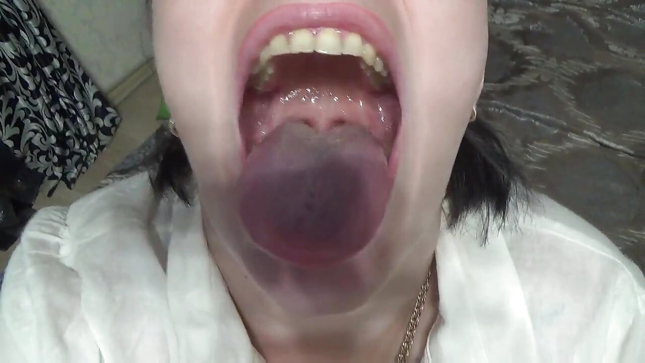 두 명의 비즈니스 여성이 당신을 완전히 먹기 전에 입과 혀로 조롱!