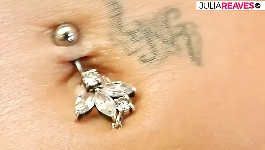 Сексуальная девушка стонет, когда всовывает огромный дилдо в ее киску