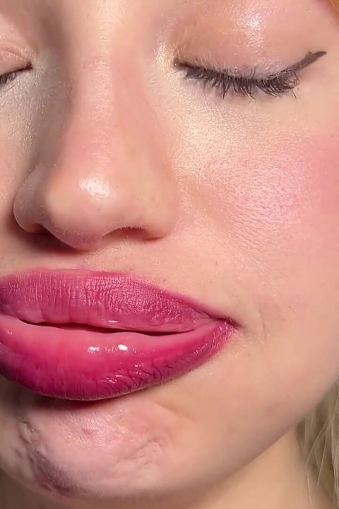 Raspberry - Lip Trembling Red Lipstick - Slow Motion