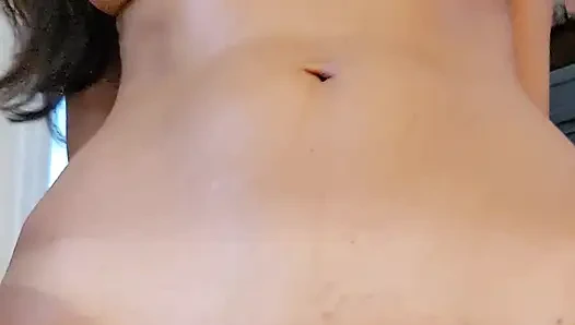 Sıcak ev hanımı şöminenin yanında mastürbasyon yapıyor ve yoğun ve birden fazla orgazm yaşar.