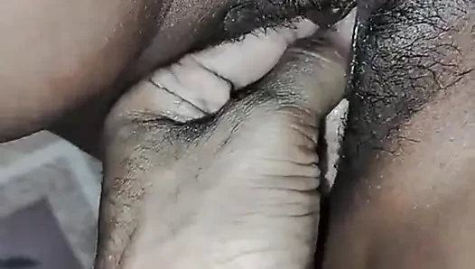Pooja memasukkan tangannya ke dalam memek istrinya dan memeknya meledak.
