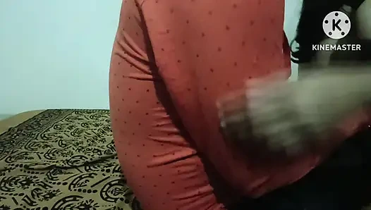 Муж и жена занимается романтическим сексом в спальне