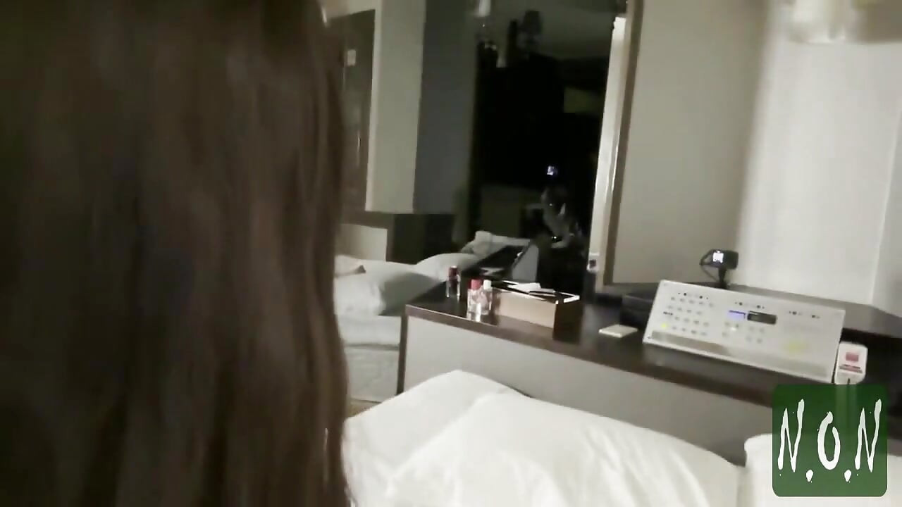 Scriptless Passion, a Cameraman Falls for the Receptionist and Captures a Real, Unstaged Encounter