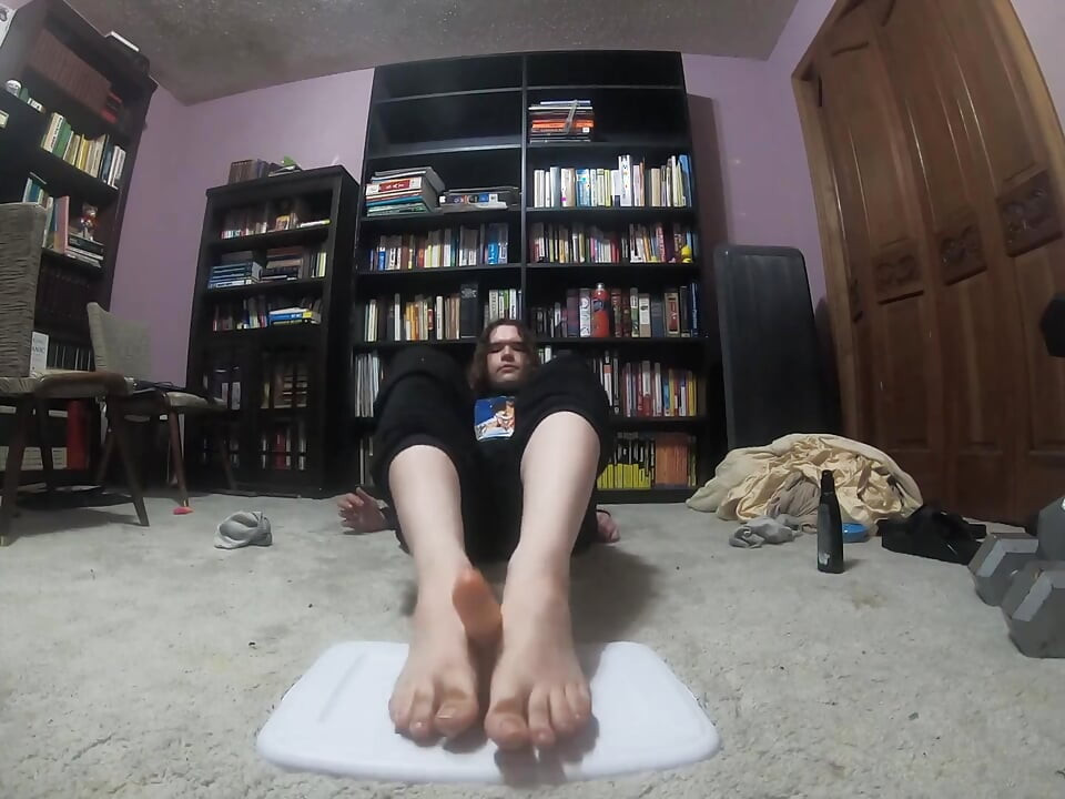Gordinho dá um punheta com os pés no vibrador