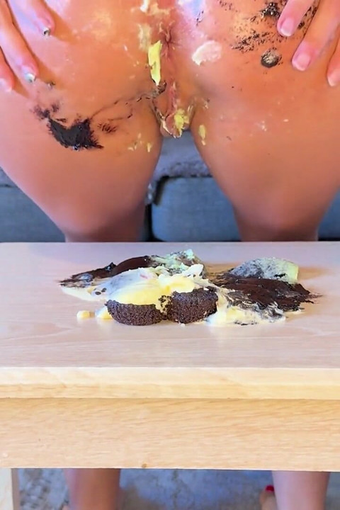 Meu primeiro bolo esmagando com minha bunda