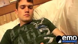 Эмо-Twink исполняет чувственный стриптиз перед мастурбацией