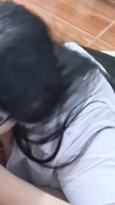 Une étudiante thaïlandaise a été frappée par un radeau à lait. | Clip 1