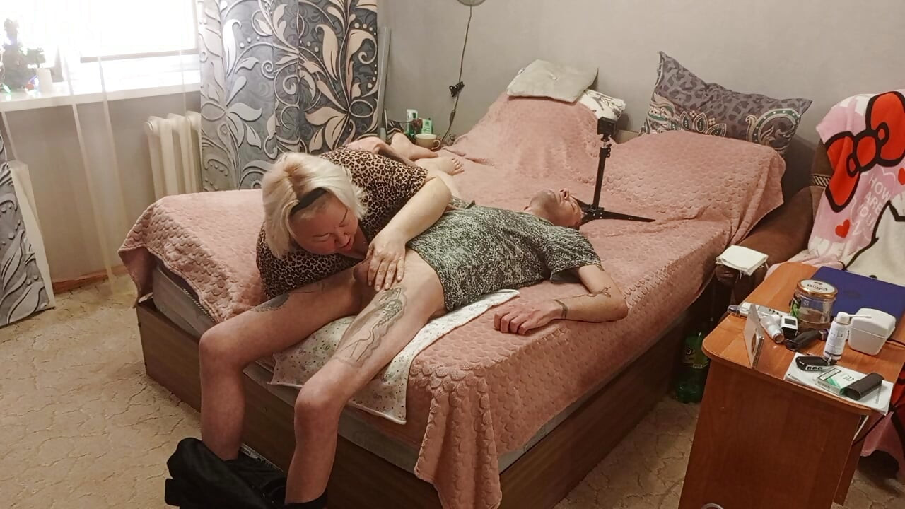 Macocha daje loda, aby uzyskać kęs spermy