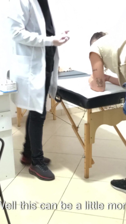 Zapanjujući trenutak iz filma "Proktolog obavlja analni pregled pacijenta sa zatvorom."