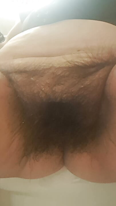 MILF in hitze lutscht ihre finger aus vaginaler nässe