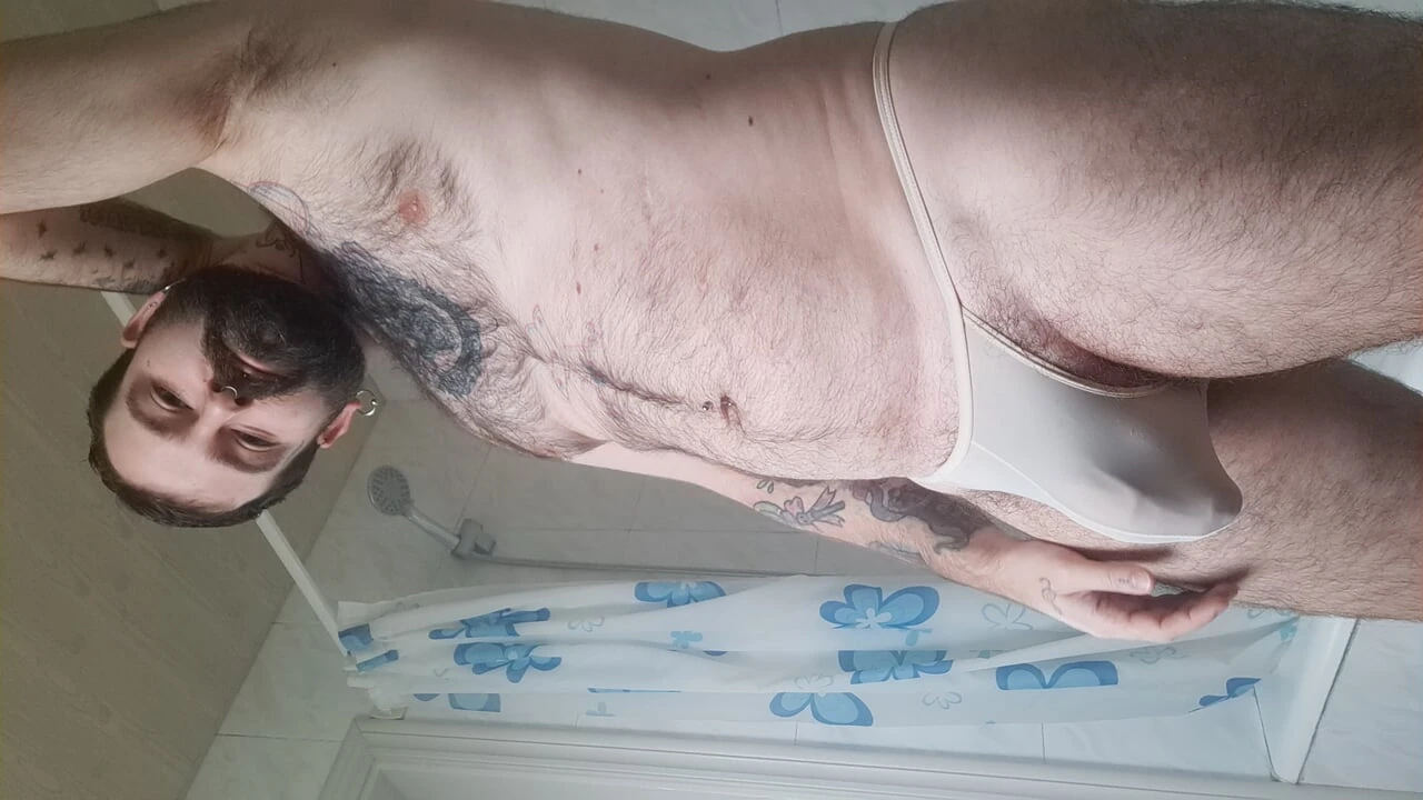 샤워하고 털이 무성한 몸을 건조시키고 큰 엉덩이로 끈을 벗는 곰