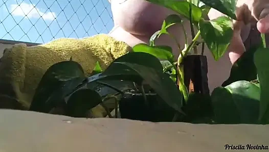 Мачеха снимает видео для друга пасынок, обучающего садоводство - часть 02