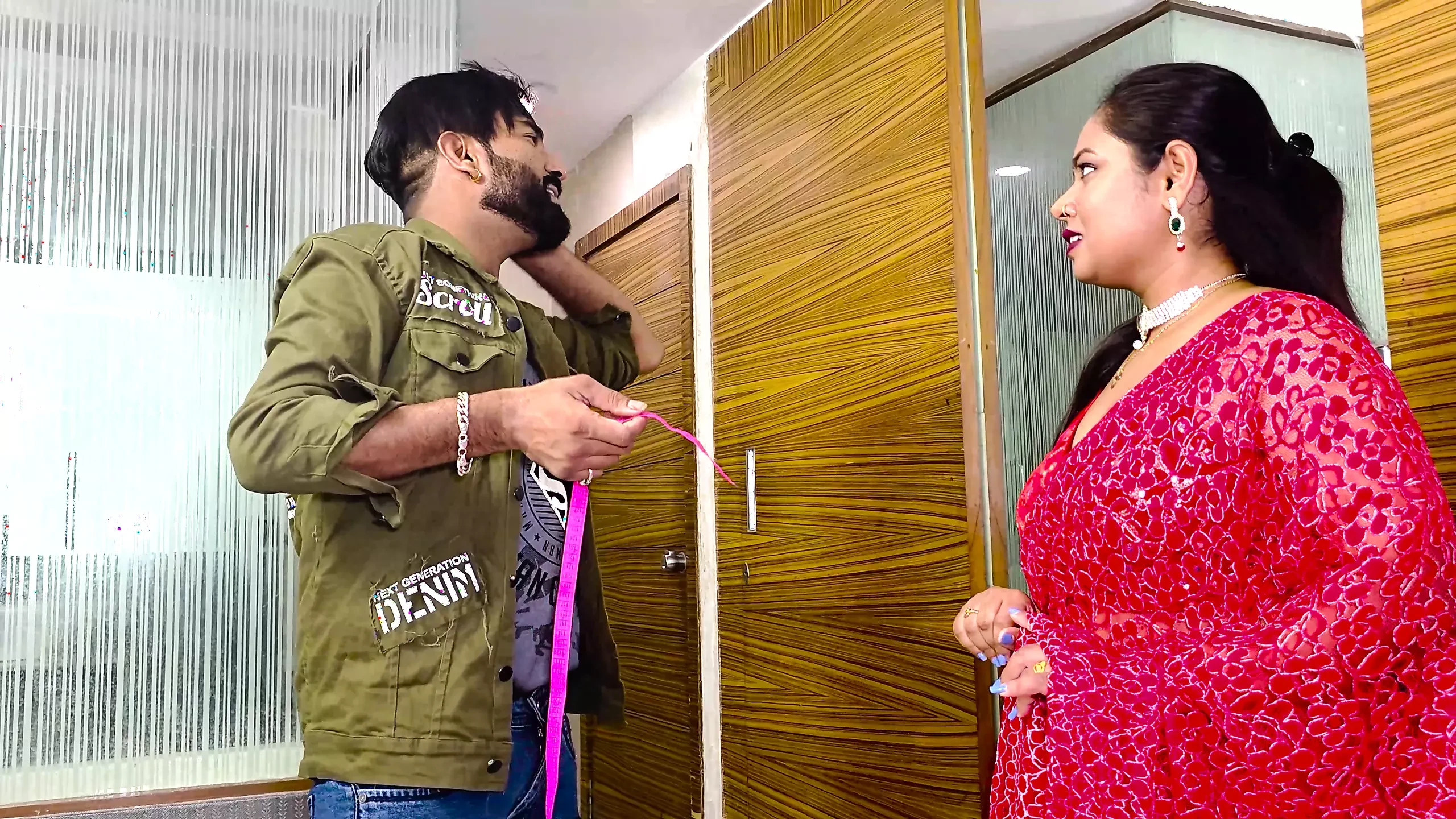 Bhartiy trelar stiching blouj ke lie ghar aata hai aur apne malik ko poori rat chodta hai vishal lnd ke sath seks vidiyo hindi diyo