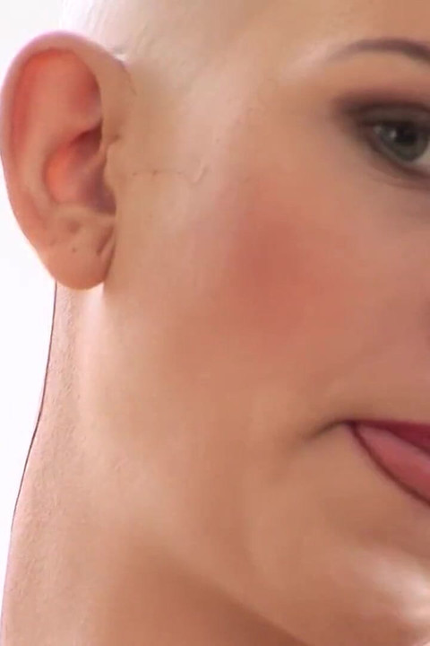 हॉट बॉडीस्टॉकिंग में गंजे सिर वाली पुतली हस्तमैथुन कर रही है