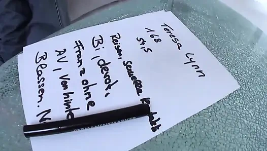 Büyük dildo ve sürtük amına mandalı ile çok ateşli orta yaşlı seksi kadın sert mastürbasyon