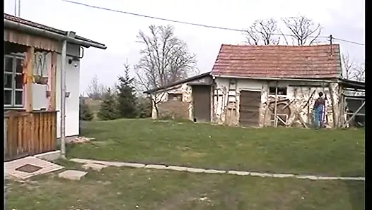 Nenek terangsang ingin pria yang lebih muda menidurinya di halaman belakang