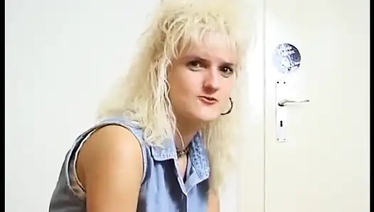 Немецкая милфа-блондинка в соло-действии