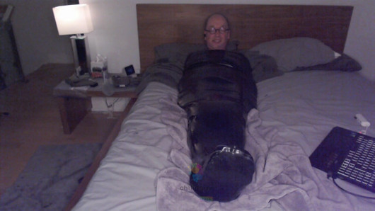 Rubber Sleepsack - Chillgguyxxx schmiert sich auf, um nach innen zu schlüpfen!