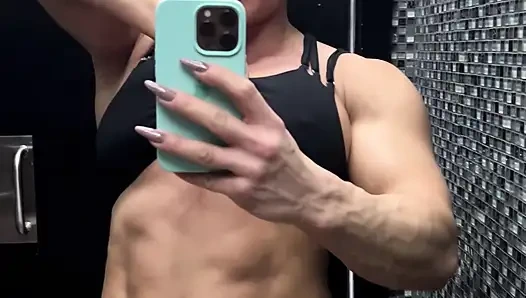 Teman gym nakal atau baddie berotot?