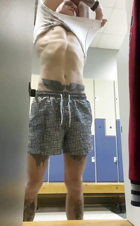 经过非常激烈的锻炼, 我在更衣室里脱衣服, 变得有点饥渴