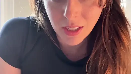 Cewek cantik berkaca mata ini ngasih tau caranya stroke yang enak!