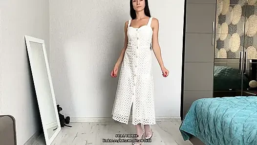 Büyük Götlü Tatlı Esmer Kız Soyunma Şovu