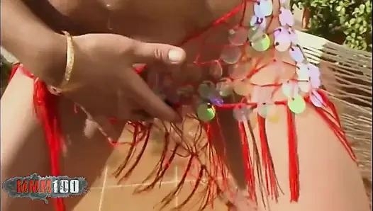 Kim: kim: kim si cewek perancis rambut cokelat lagi asik pamer memek di hamac