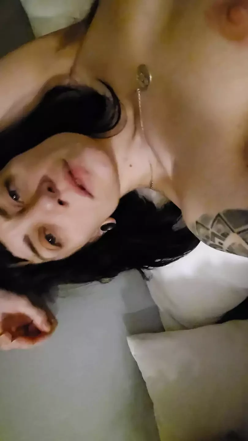 Envy X cạnh YourSoCrushX trong khi họ chờ đợi thức ăn