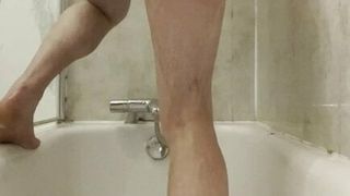 Diversão no cu enquanto toma banho