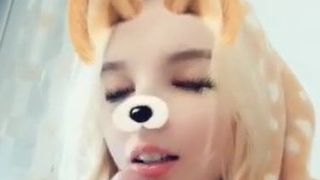 Une adolescente de Snapchat suce une bite