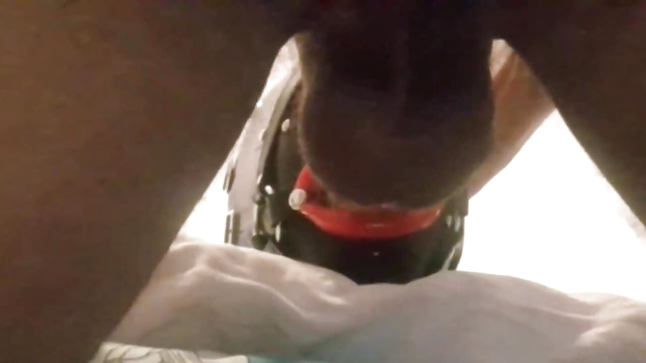 MILF (má mì quyến rũ) với nhẫn bịt miệng giả môi fucked trong miệng và mặt