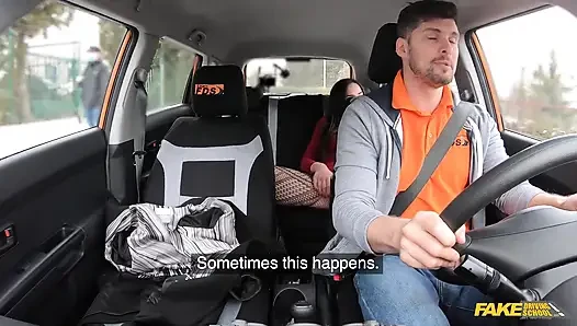 Fake Driving School - Nataly Gold попадает в машину, не надевая трусики