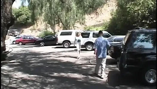 Blonde MILf, ordentlich rasierte fotze wird von einem hengst auf einem rasenstuhl gefickt