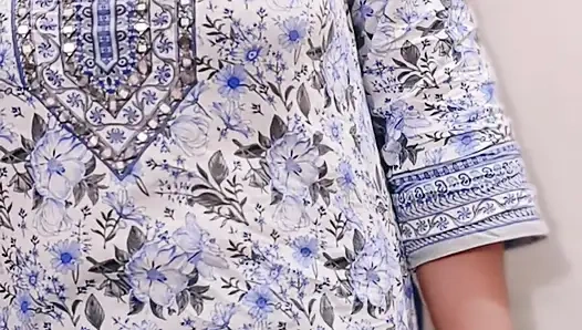 巴基斯坦热辣模特Zara Khan Showimg她的大西瓜