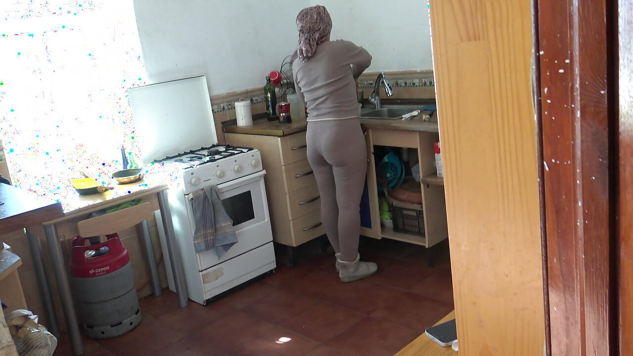 Turska čistačica u Nemačkoj je šokirana kada joj pokazujem svoj veliki kurac.