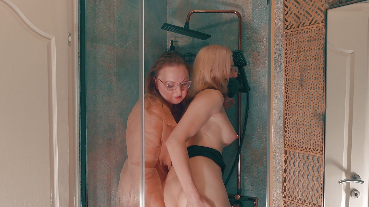 La hijastra trans pillada en la ducha - Ningún orgasmo permitido - Mano sobre la boca, fetiche de guantes negros y follada profunda en el coñito de sissy