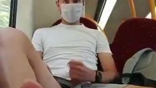 Wichs mit einer Gesichtsmaske im Zug