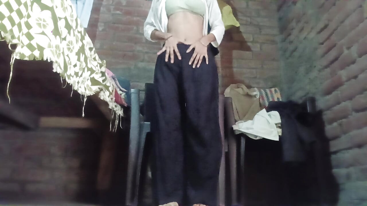 Desi Pinky Randi'nin çıplak dansı, götünü sallıyor ve siyah kıllı amcığını yastığa sürtüyor.