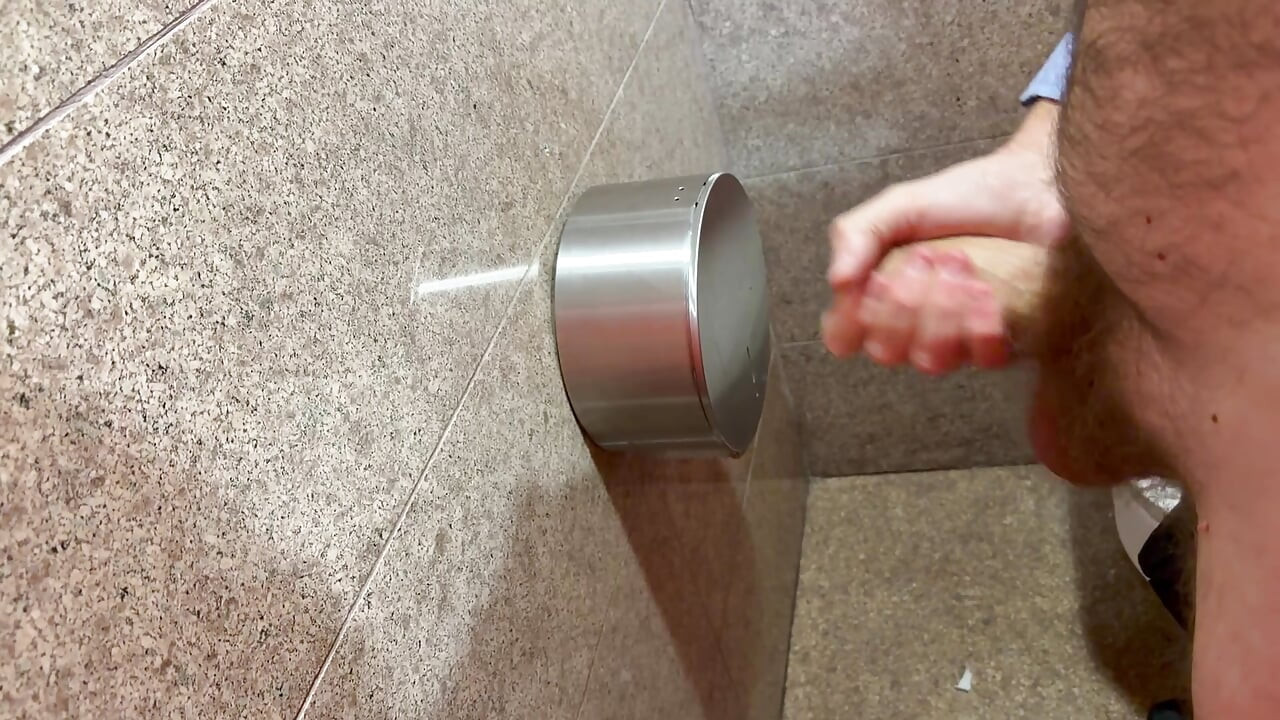 Muncrat di toilet