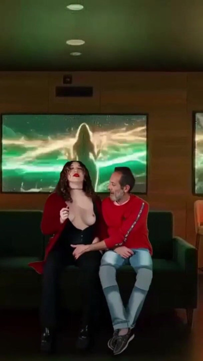 남편이 영화를 보는 동안 VIP 룸에서 나이트클럽 매니저를 자위하다 | 클리 2