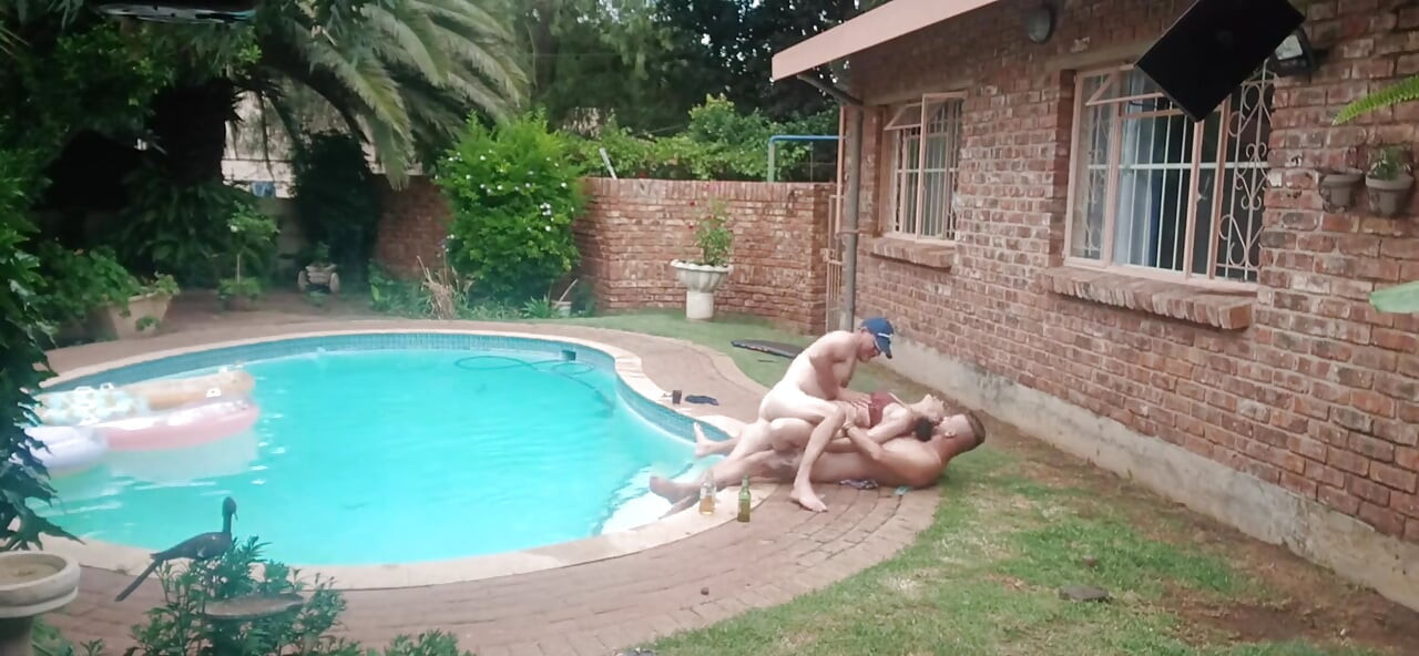 Она была такая возбужденная, так что мы используем с двумя членами