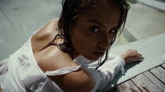 Sexy nahá holka v bazénu na Filipínách