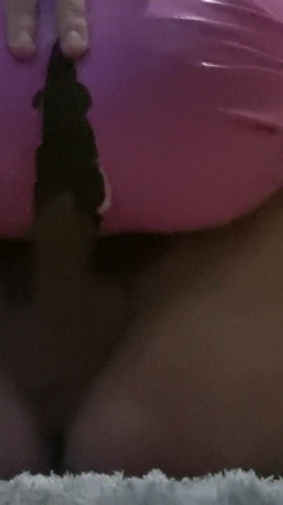 Cewek dengan celana lateks warna pink lagi asik ngentong kontol