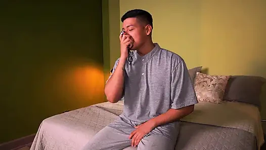 Stiefsohn schnüffelt am höschen der stiefmutter und sie erwischt ihn - horvex & sarah black