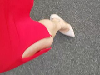 赤いスカートの中を歩くハメ撮り